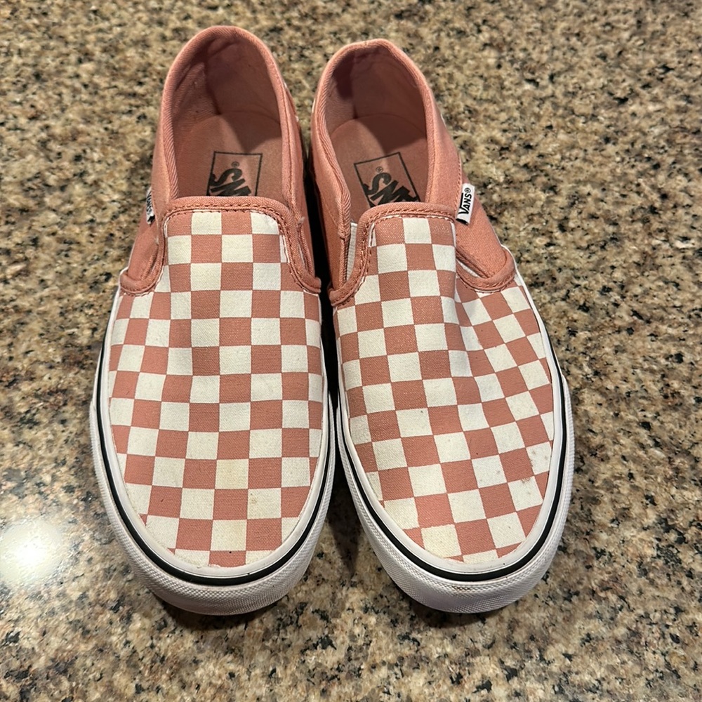 Excellent condition women’s pink and white check vans size 8.5. Men’s 7.
